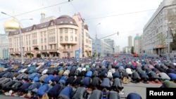 Құрбан айтта Мәскеудегі мешіт маңында намаз оқып жатқан мұсылмандар (архив фотосы)