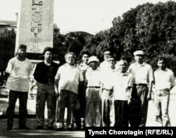 Кыргыз илимпоздору Стамбулда (М.Кожобеков - солдо биринчи). 1994-жылдын аяк оона айы.