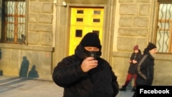 Алексей Окопный у здания ФСБ, 2018 год