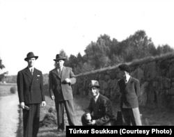Швед чиркәү идарәсе биргән зират урынын караганда. Сулдан: Хәйдәр Самлихан, Рафат Салах һәм Осман Али Соуккан (тезләнгән). Яшь егет - Түркәр Соуккан