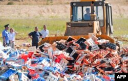 Бульдозер уничтожает продукты в России, иллюстрационное фото