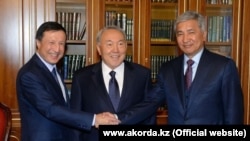 Астана қаласының әкімі Әділбек Жақсыбеков (сол жақта), президент Нұрсұлтан Назарбаев (ортада) және Қазақстанның қорғаныс министрі Иманғали Тасмағамбетов. Астана, 22 қазан, 2014 жыл.