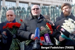 Сергей Караганов, председатель Совета при президенте по правам человека Михаил Федотов и директор Государственного музея истории ГУЛАГа Роман Романов во время общественной акции "Колокол памяти" у монумента "Стена скорби" в День памяти жертв политических репрессий, 2018 год