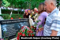 Июнь воқеалари қурбонларга бағишлаб қурилган "Оналар кўз ёши" комплексидаги тадбир. 2017 йил, 10 июнь. Ўш шаҳри.