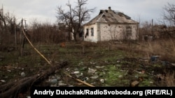 Зруйноване селище Мар'їнка під Донецьком