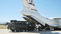 S-400 hava hücumundan müdafiə sisteminin hissələri Ankara yaxınlığındakı Mürted hava limanına boşaldılır. 2019