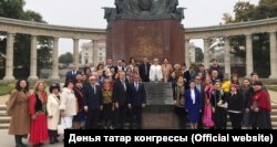 Җыенда катнашучылар Совет армиясе каһарманнары һәйкәле янында