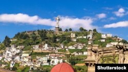 45-метрова скульптура Богоматері – Діви Марії – на пагорбі у столиці Еквадору – Кіто. Була створена в 1976 році