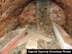 Замураваны ўваход у крыпту ў капліцы-пахавальні ў Вялікай Ліпе Нясьвіскага раёну