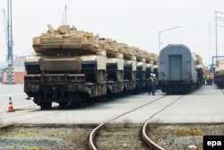 Гусенична техніка американських військ на залізничних платформах у міжнародному порту в Бремергафені, Німеччина, березень 2015 року