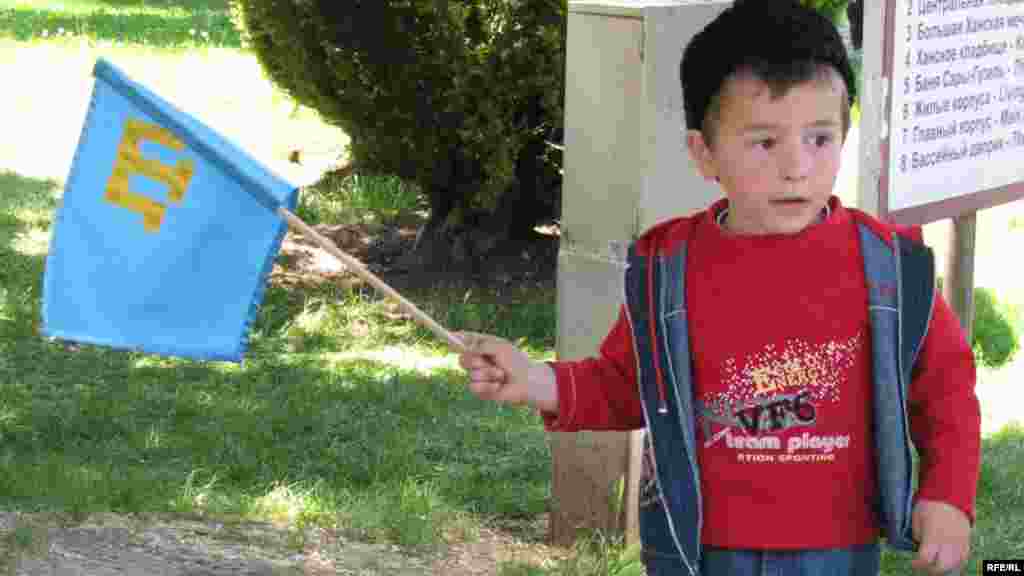 Хлопчик тримає кримськотатарський прапор у Ханському палаці в Бахчисараї, де проходив Всесвітній конгрес кримських татар, 19 травня 2009 р., автор фото Володимир Притула.