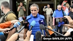 Голова Міжнародного агентства з атомної енергії (МАГАТЕ) Рафаель Ґроссі спілкується зі ЗМІ перед поїздкою до Запорізької АЕС. Запоріжжя 1 вересня 2022 року