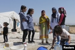 د ملاله فنډ مشره ملاله یوسفزۍ په لبنان کې د سوریې کډوالو په کیمپ کې له نجونو سره خبرې کوي - انځور له ارشیفه.