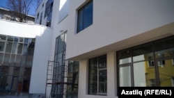 Яңа бина искесенә терәлеп тора