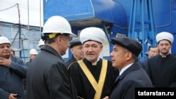 Марат Хөснуллин (с), Равил Гайнетдин һәм Рөстәм Миңнеханов мәчет төзелешен тикшерә