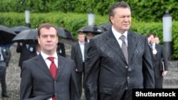 Тогочасні президенти України і Росії, Віктор Янукович (праворуч) та Дмитро Медведєв, під час покладання вінків до пам'ятника невідомому солдату Другої світової війни. Україна, Київ, 17 травня 2010 року