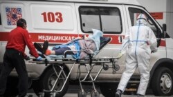 Москвадагы «Тез жардам» кызматы коронавируска чалдыккан бейтапты ооруканага алып кетип баратат. 27-апрель, 2020-жыл.