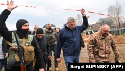 Канцлер Австрії Карл Негаммер (другий з права) після відвідування місця братської поховання в українському місті Бучі під Києвом. Буча, 9 квітня 2022 року