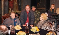 На здымках «Масакры» з артыстамі Аляксандрам Кашперавым і Сьвятланай Зелянкоўскай