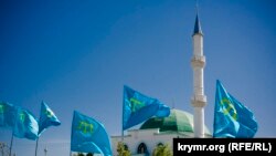 Qurban Bayramında qırımtatar bayraqları. Kefe, Bay Buğa qasabası, 13 sentâbr 2016 senesi. Alina Smutkonıñ çekken fotoresimi