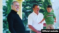 Дедушка, сын, внук