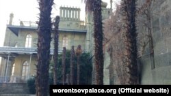 Загиблі пальми біля Воронцовського палацу в Криму