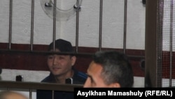 Обвиняемого в смертносных нападениях на силовиков в Алматы Руслаа Кулекбаева приговорили в 2016 году к смертной казни
