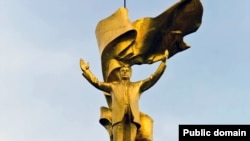 Демонтированная после смерти первого президента Туркменистана Сапармурата Ниязова его позолоченная статуя установлена на окраине столицы