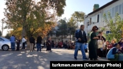 Özbegistanyň Aşgabatdaky ilçihanasynyň öňünde wiza almak üçin barýan adamlaryň nobatlary köp bolýar. Türkmenistan 