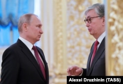 Момент беседы Токаева и Путина в Кремле, пойманный кремлевским фотографом. Фото не подвергнуто обработке