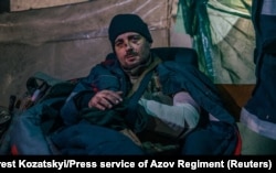 Один із поранених українських військовослужбовців на території заводу «Азовсталь» у Маріуполі, травень 2022 року