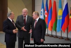 Нұрсұлтан Назарбаев (сол жақта), Александр Лукашенко (ортада) және Владимир Путин.