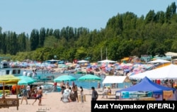 Отдыхающие на побережье Иссык-Куля. Архивное фото.