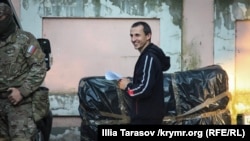 Сервер Мустафаев в сопровождении российских силовиков на второй день после своего задержания. Симферополь, 22 мая 2018 года