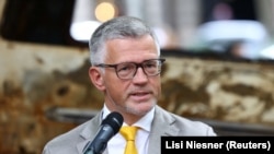 «Росія хоче, щоб Україна капітулювала..., щоб ми склали зброю. Але ось моя відповідь: дірку від бублика ви отримаєте, а не Україну», – сказав посол