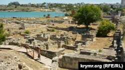 Вид на ближнее городище заповедника, расположенное у Карантинной бухты