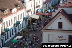 Людзі на вуліцах Горадні. Архіўнае ілюстрацыйнае фота