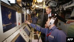 Министр обороны Великобритании Филип Хаммонд осматривает капитанский мостик на подводной лодке Королевского военно-морского флота HMS Victorious на военно-морской базе Клайд в Шотландии, 29 ноября 2012 года