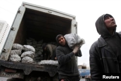 Тәжікстанның алты азаматының бірі Ресейде еңбек мигранты болып жұмыс істеуге мәжбүр. Суретте: Ресейде жұмыс істеп жүрген тәжік мигранттары. .