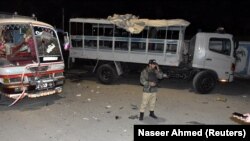 د بلوچستان په مرکز کوټه کې يو پوليس د وسلوال بريد هدف ګرځول شوي ټرک سره ولاړ دی ـ انځور له ارشيفه