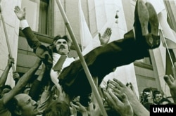 Люди качають на руках депутата, колишнього політв’язня Левка Лук'яненка біля будинку українського парламенту, святкуючи проголошення України незалежною державою. Київ, 24 серпня 1991 року