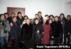 Групповой снимок подсудимых по делу об убийстве полицейского Адлета Турсынбекова, освобожденных в зале суда, их родственников и адвокатов. Алматы, 30 января 2013 года.