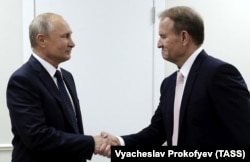 Президент Росії Володимир Путін (ліворуч) і його кум з України, один із лідерів проросійської партії «Опозиційна платформа – За життя» Віктор Медведчук. Владивосток, 5 вересня 2019 року