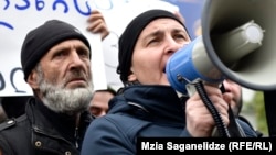 Мадина и Малхаз Мачаликашвили на акции протеста перед зданием парламента в Тбилиси