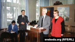 Сход у сядзібе БНФ. Уладзімер Кармілкін, Алесь Бяляцкі, Паліна Сьцепаненка. Менск, 1998 г. Фота з архіву «Вясны»