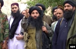 ملا فضل الله (په منځ کې) په ۲۰۰۸ز کال کې د سوات یوشمېر سیمې نیولې وې - پخوانی انځور.