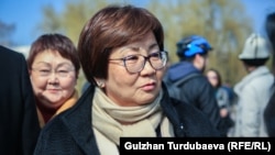 Роза Отунбаева Бишкекте аялдардын укугун коргогон жүрүштө, 10-март, 2020-жыл