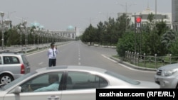 Aşgabatda ýapylan köçäniň başynda duran polisiýa işgäri (Arhiw suraty)