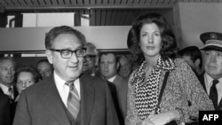 Державний секретар США Генрі Кіссінджер з дружиною Ненсі відвідують Париж. Франція, 19 лютого 1975 року