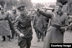 Командир 2-го батальйону 76-го моторизованого полку піхоти вермахту підполковник Ганс Георг Леммель (праворуч) і радянський офіцер під час передачі Брестської фортеці радянським військам, 22 вересня 1939 року